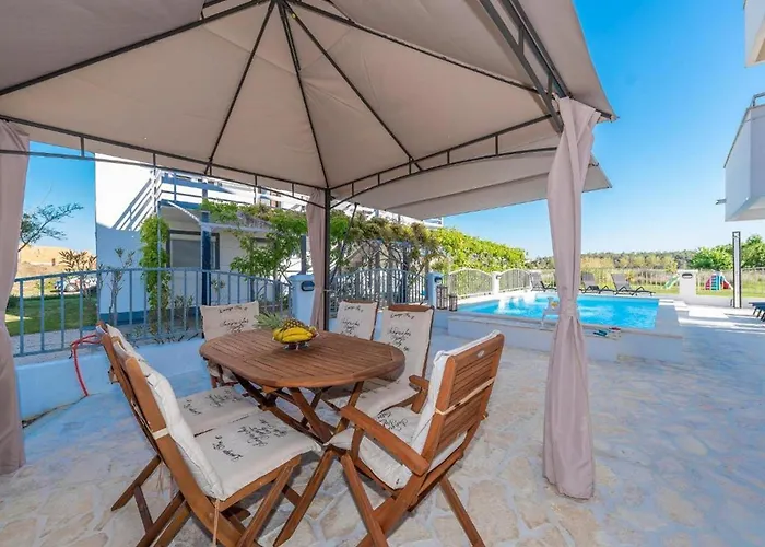 بيت للعطل Family Friendly House With A Swimming Pool Privlaka, Zadar - 23642